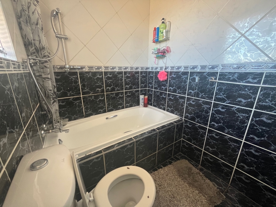 2 Bedroom Property for Sale in Lentegeur Western Cape